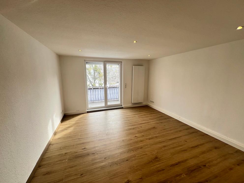 frisch sanierte sowie lichtdurchflutete Dreiraumwohnung mit Balkon...sehr ruhig gelegen