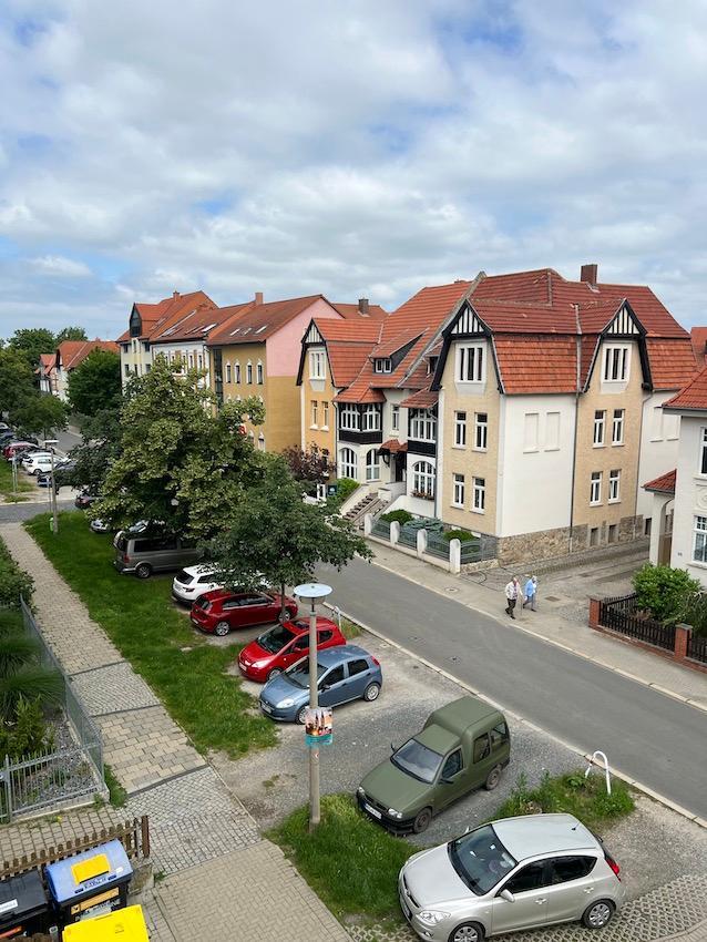 lichtdurchflutete Zweiraumwohnung im Dachgescho� mit Balkon, Fahrstuhl und Tiefgarage im Erstbezug nach aufwendiger Sanierung