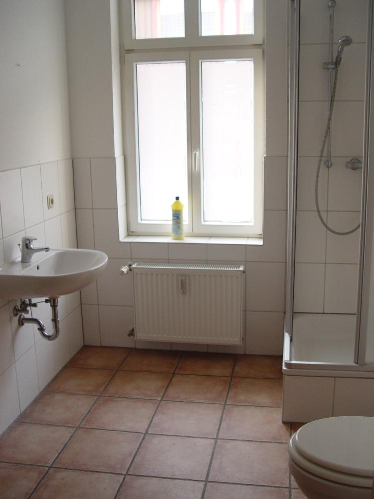 Dreiraumwohnung im Obergescho� mit Duschbad und gro�er Wohnk�che