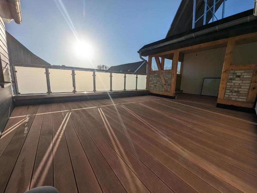 Gro�es Einfamilienhaus mit sonniger Dachterrasse und Garage als Erstbezug